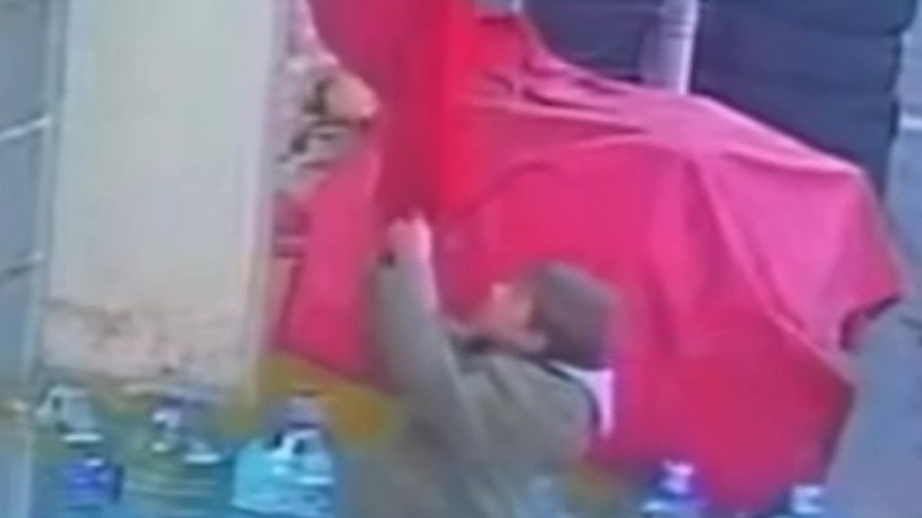 Bartın’da Türk bayrağını öpmeye doyamadı