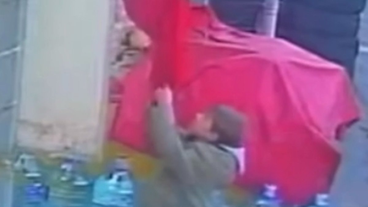 Bartın’da Türk bayrağını öpmeye doyamadı