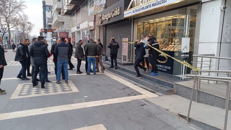 Batman’da kar maskeli soyguncular kuyumcuyu vurdu