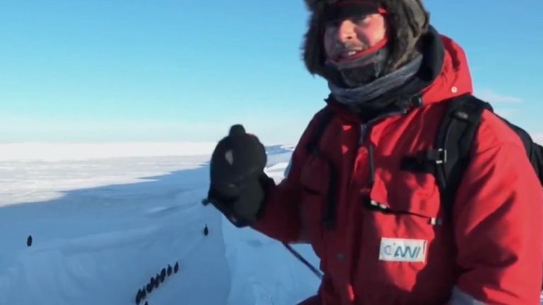 Belgesel ekibi, müdahale etmeme kuralını ihlal ederek mahsur kalan penguenleri kurtardı