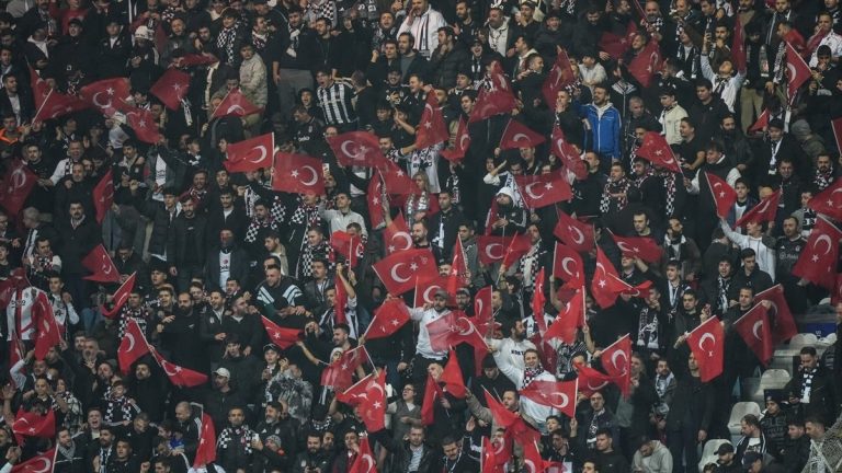 Beşiktaş taraftarından ‘yönetim istifa’ tepkisi