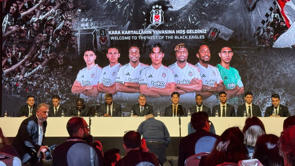 Beşiktaş’ta yeni transferler için imza töreni düzenlendi