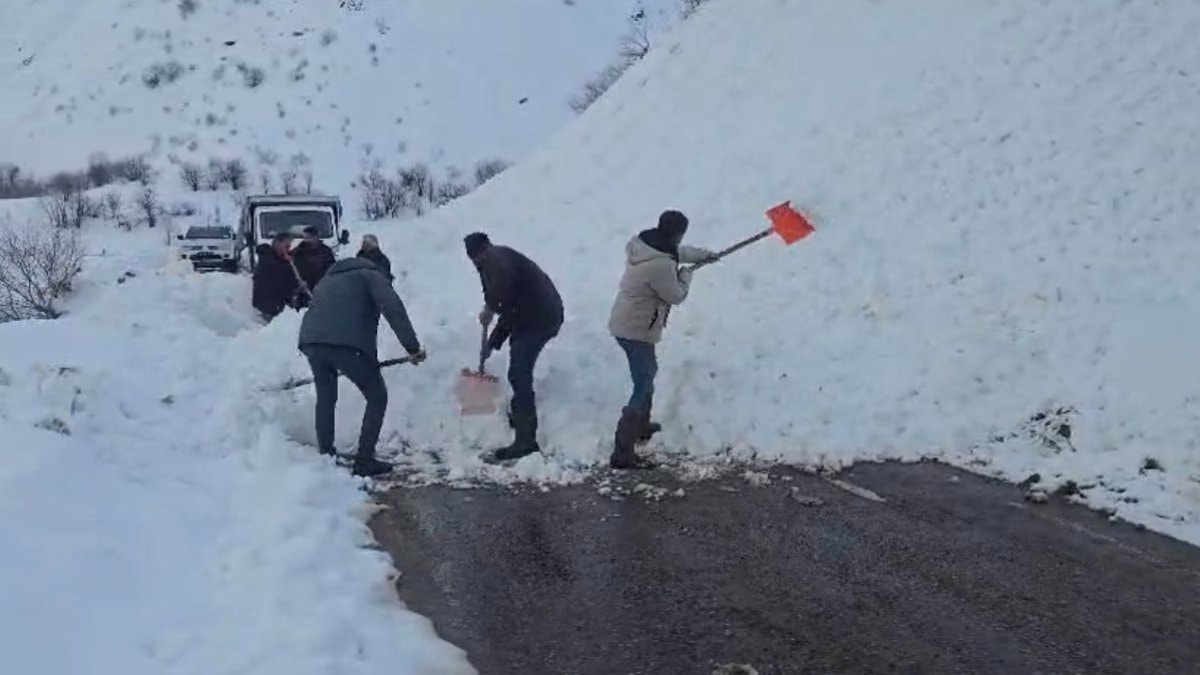 Bingöl’de yola düşen çığı vatandaşlar küreklerle kaldırdı