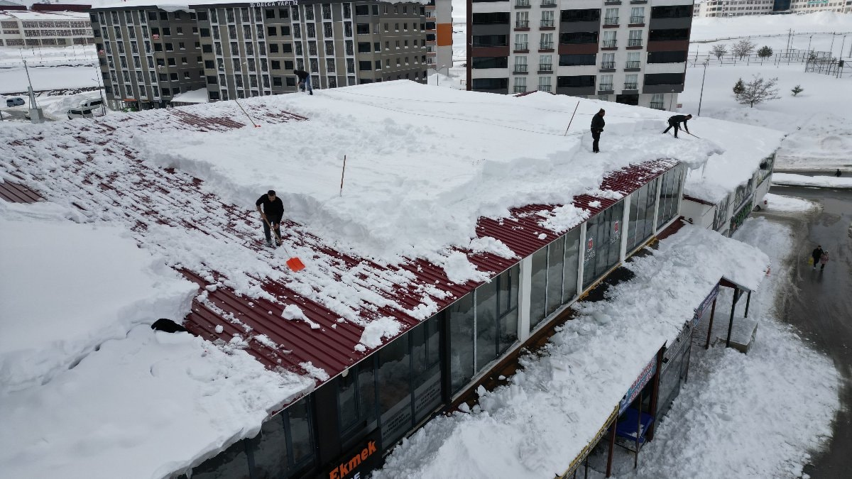 Bitlis’te çatılarda biriken karlar temizleniyor