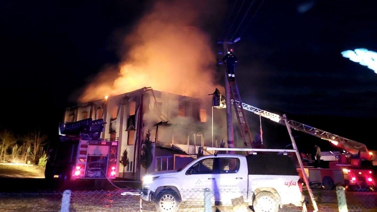 Bolu’da köy camisi alevlere teslim oldu