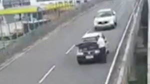 Brezilya’da aracının kaputunu açmak için duran sürücü köprüden düşerek can verdi