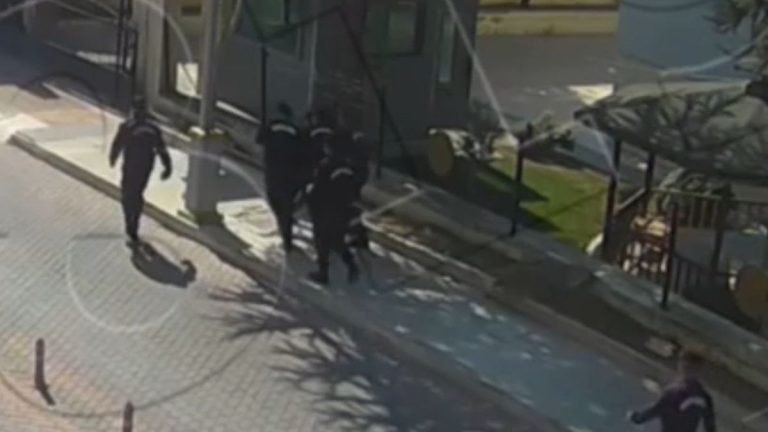 Burdur’da silahına davranan şüpheliyi fark eden jandarma, faciayı önledi