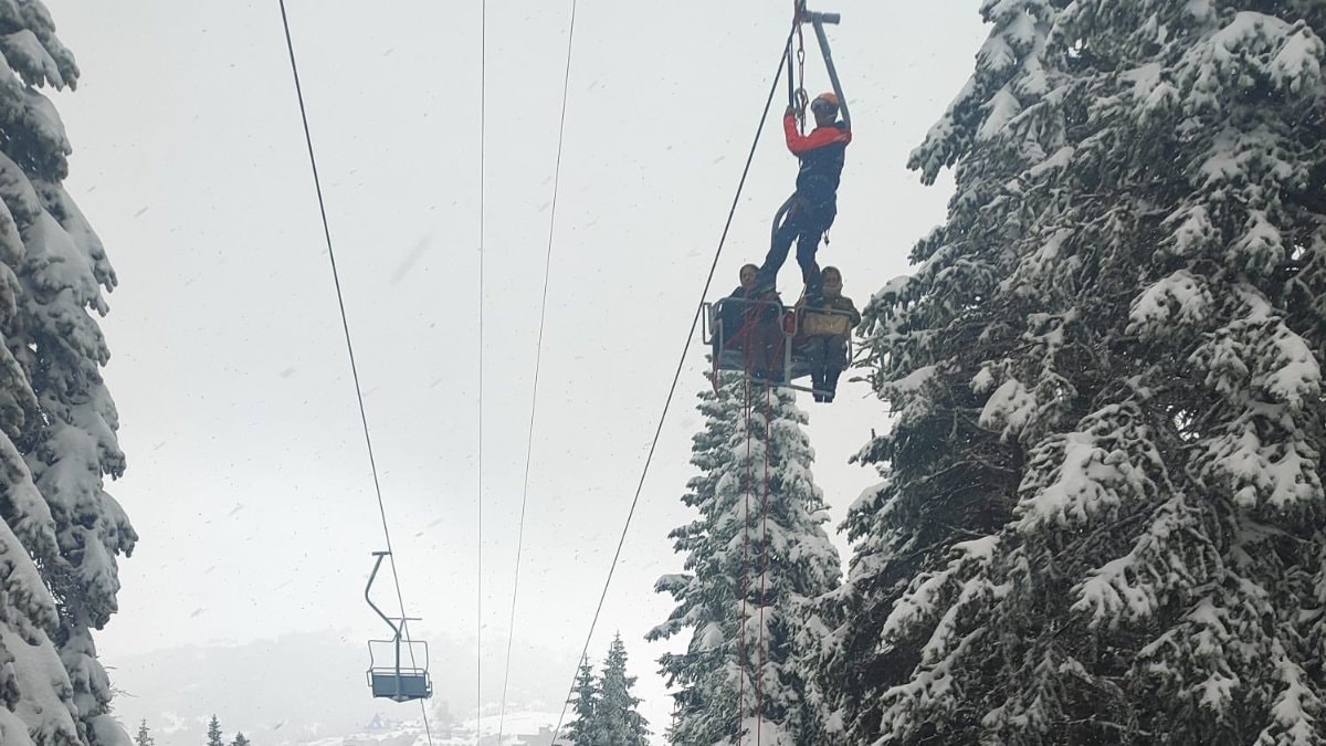 Bursa Uludağ’da telesiyej arızası nedeniyle mahsur kalan 51 kişi kurtarıldı