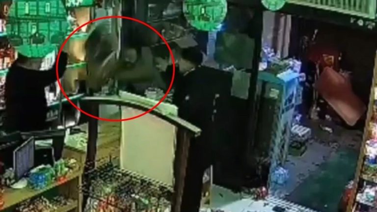 Bursa’da ‘eksik para üstü verdin’ dedi: Market sahibine eşya fırlattı