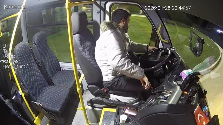Bursa’da halk otobüsünde zamanla yarış: Kalp krizi geçiren yolcu için acile kırdı