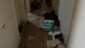 Bursa’da kira ödemedikleri daire çöpe döndü