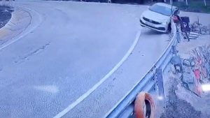 Bursa’da kontrolden çıkan araç bariyerlere saplandı