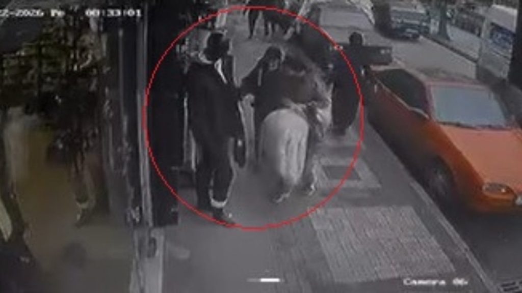 Bursa’da mağaza önündeki kıyafet hırsızlığı kameraya yansıdı