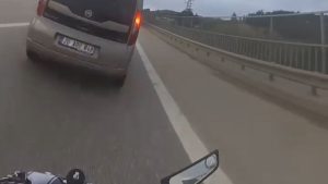 Bursa’da motosikletli kazada aracın camından içeri girdi