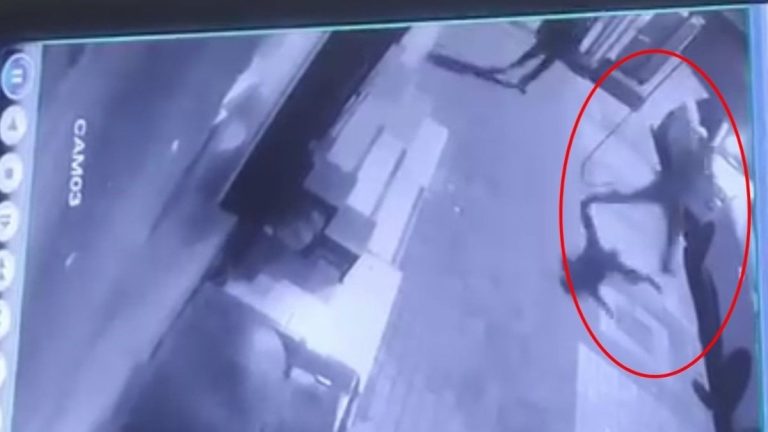 Bursa’da otomobillere saldırdılar: Aynaları kırıp, kaportaları çizdiler