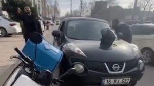 Bursa’da trafikte yol verme tartışması kameraya yansıdı