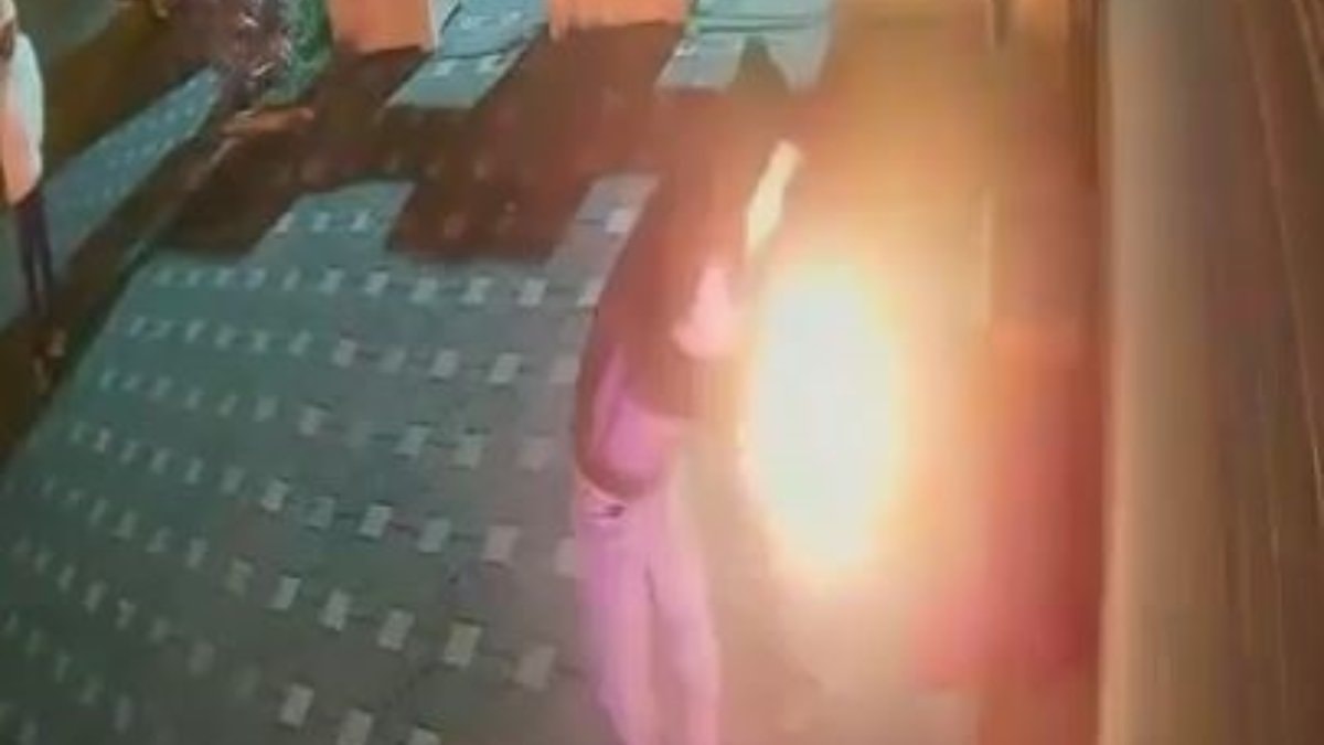 Büyükçekmece’de iş yerine molotoflu saldırı kamerada