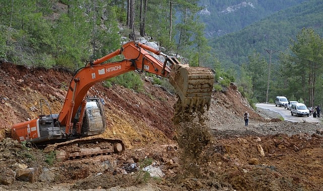 Büyükşehir Alanya’da yolları açık tutmak için gece gündüz çalışıyor