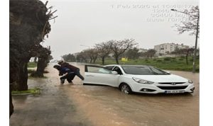 Büyükşehir’in zabıtası İzmirliyi sırtında taşıdı