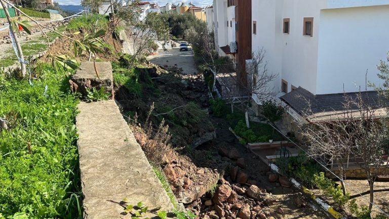 Çanakkale’de sağanak alarmı: Sitenin istinat duvarı çöktü