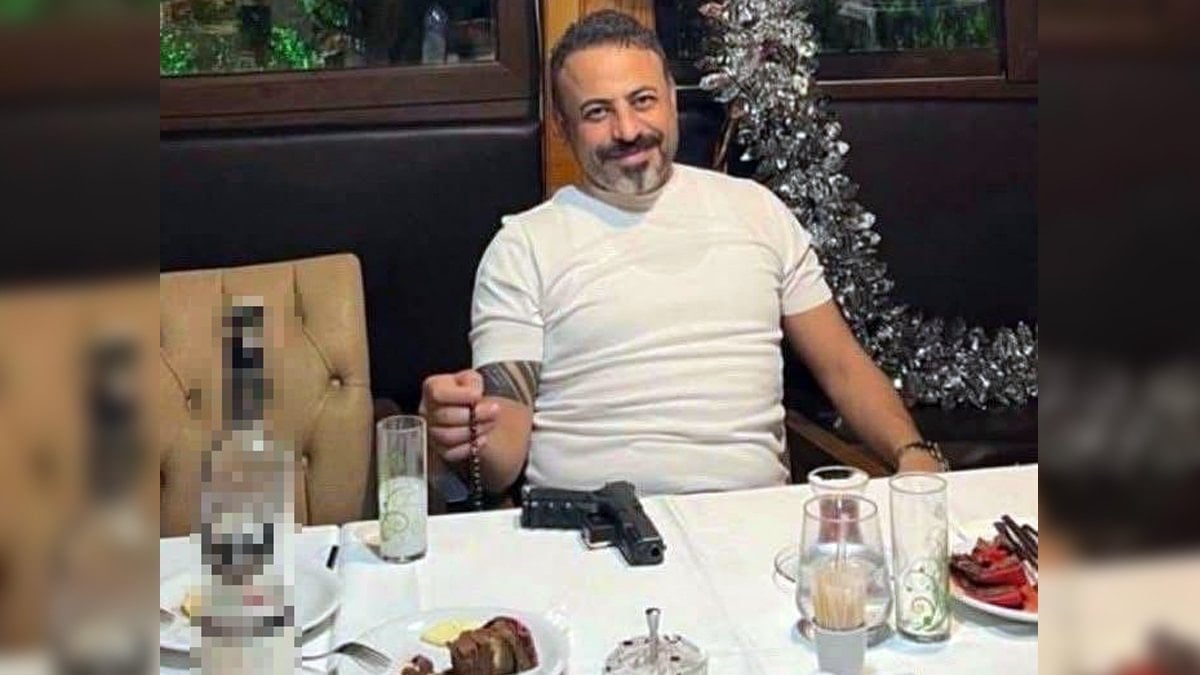 CHP’li ilçe başkanından silahlı poz