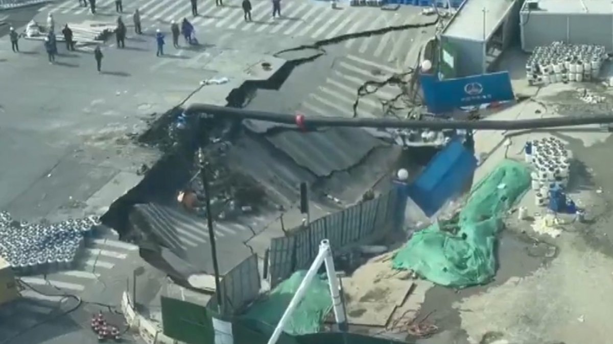 Çin’de metro inşaatı sırasında yol saniyeler içinde çöktü