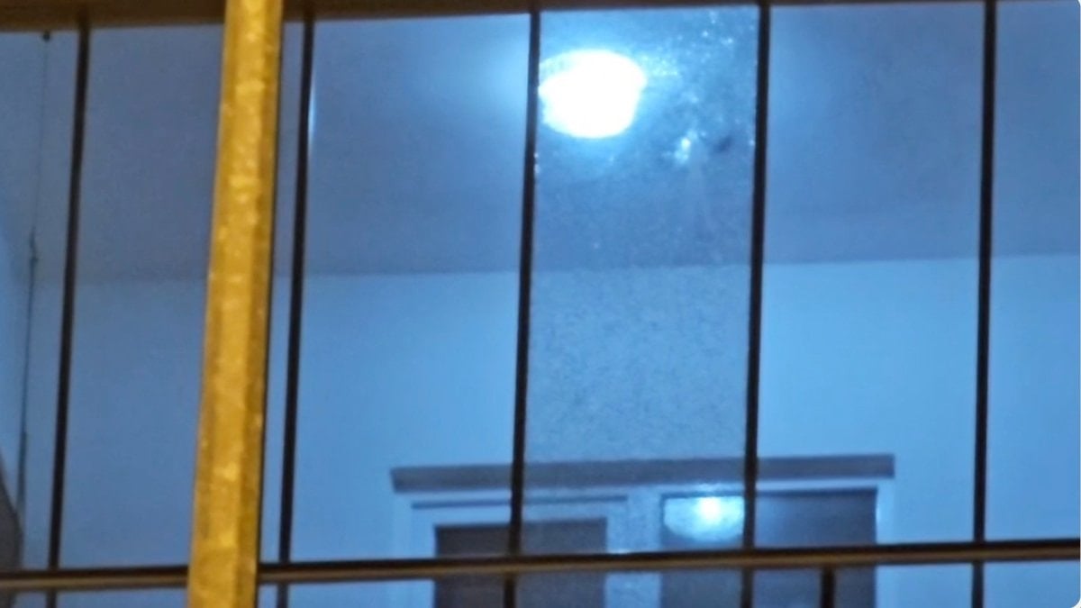 Çorum’da rastgele tabancayla ateş etti: Evin camını kırdı