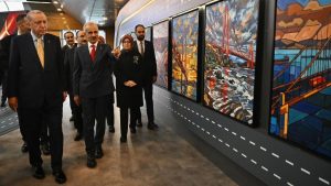 Cumhurbaşkanı Erdoğan 30 Bin Kilometre Bölünmüş Yol Sergisi’ni gezdi