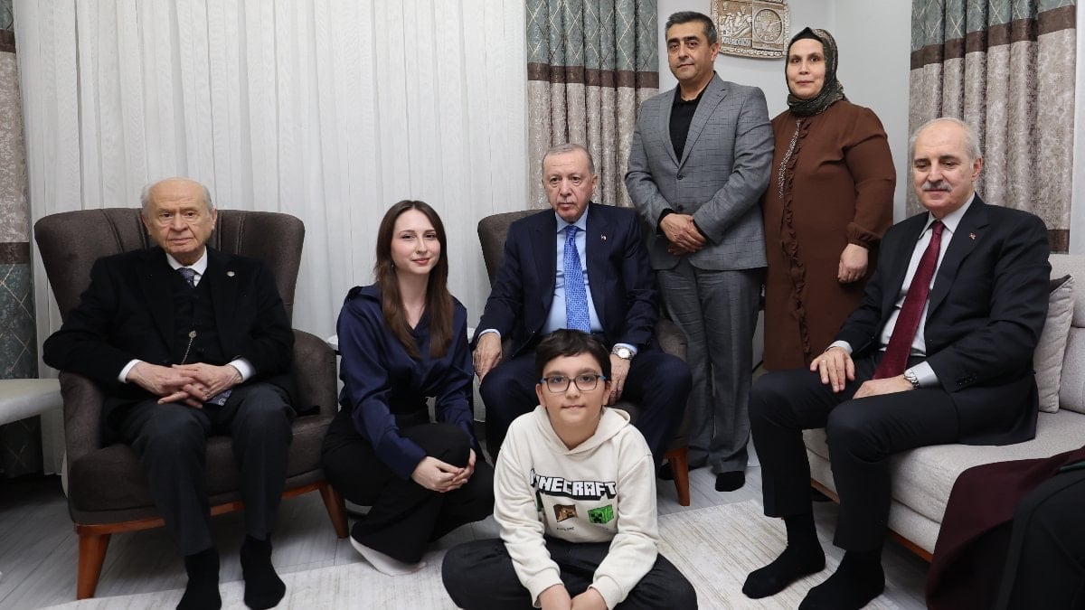 Cumhurbaşkanı Erdoğan, depremzede aileyi evinde ziyaret etti