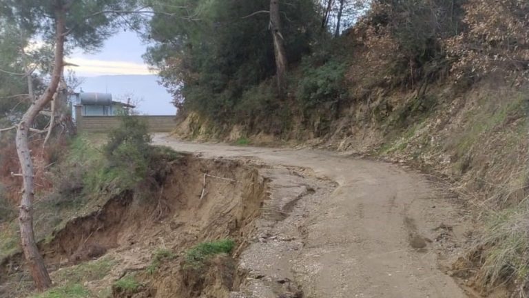 Denizli’de bozuk yol yağışların ardından çileye döndü