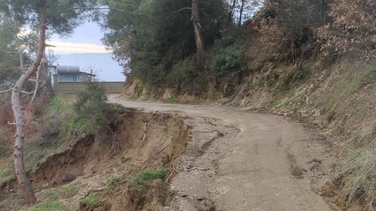 Denizli’de bozuk yol yağışların ardından çileye döndü