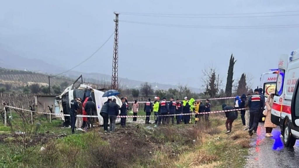 Denizli’de memurları taşıyan servis üzüm bağına uçtu: 25 yaralı
