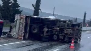 Denizli’de portakal yüklü kamyon refüje devrildi
