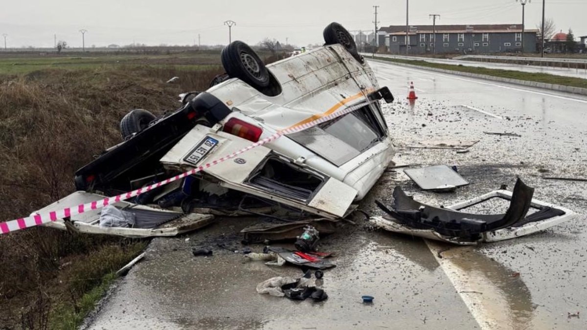 Denizli’de takla atan araç hurdaya döndü