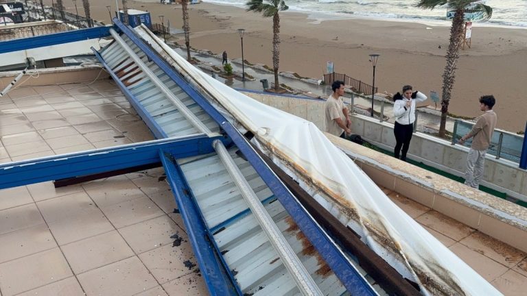 Didim’de etkili olan fırtına vatandaşlara zor anlar yaşattı