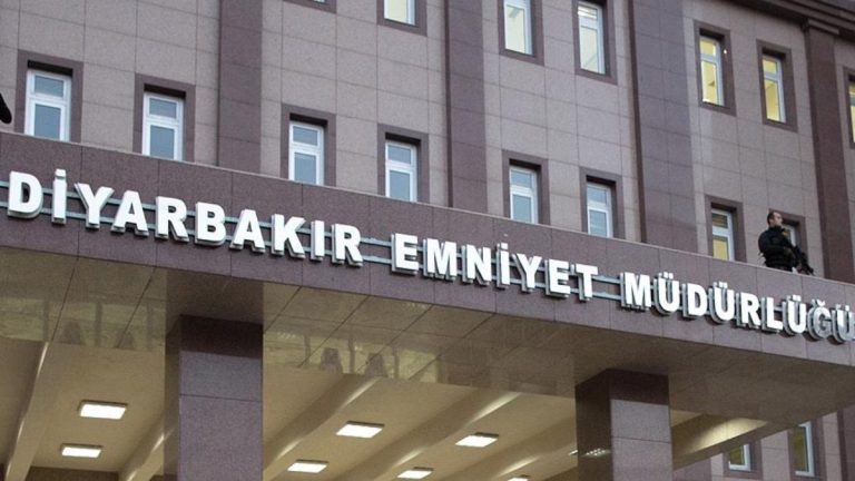 Diyarbakır İl Emniyet Müdürlüğü binası önüne patlayıcı atıldı