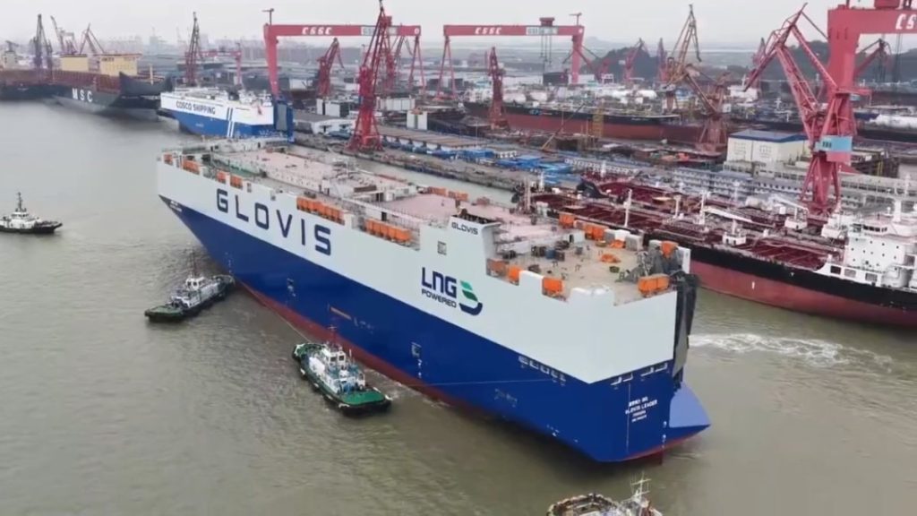 Dünyanın en büyük otomobil taşıyan gemisi denize indirildi