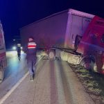 Edirne’de tır, son anda devrilmekten kurtuldu