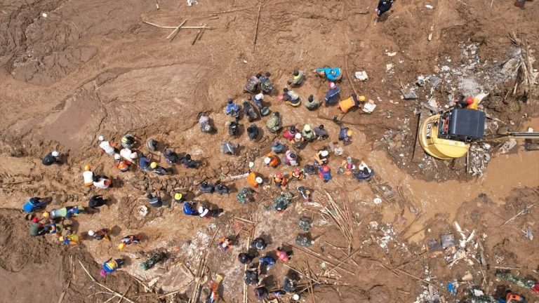 Endonezya’da heyelan: Ölü sayısının artmasından endişe ediliyor