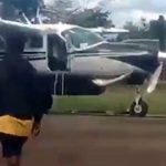 Endonezya’da inişe geçen uçağa silahlı saldırı: 2 ölü