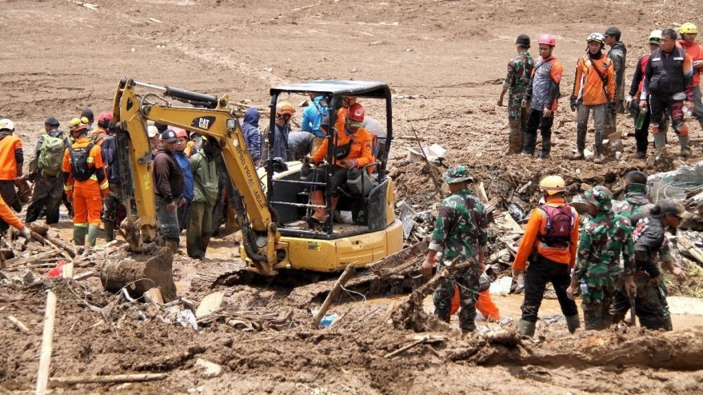 Endonezya’da toprak kaymasında ölenlerin sayısı 34’e çıktı