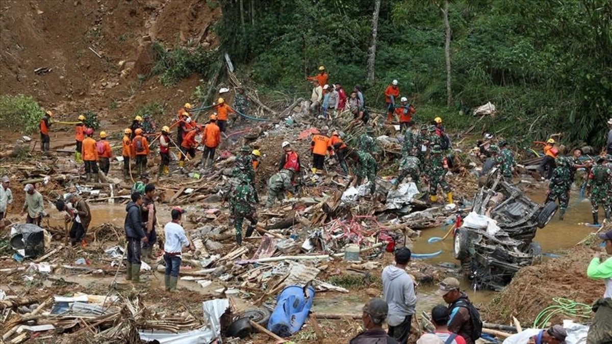 Endonezya’da toprak kaymasında ölü sayısı 25’e çıktı