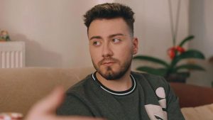 Enes Batur havaalanında gözaltına alındı