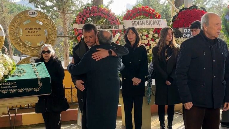 Ergin Ataman’ın annesi son yolculuğuna uğurlandı