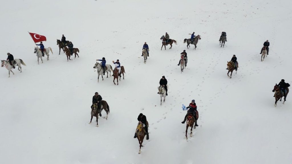 Erzurum’da karlı ovalarda atlı seferberlik