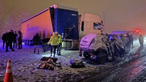 Erzurum’da tır ile çarpışan otomobildeki 4 kişi can verdi