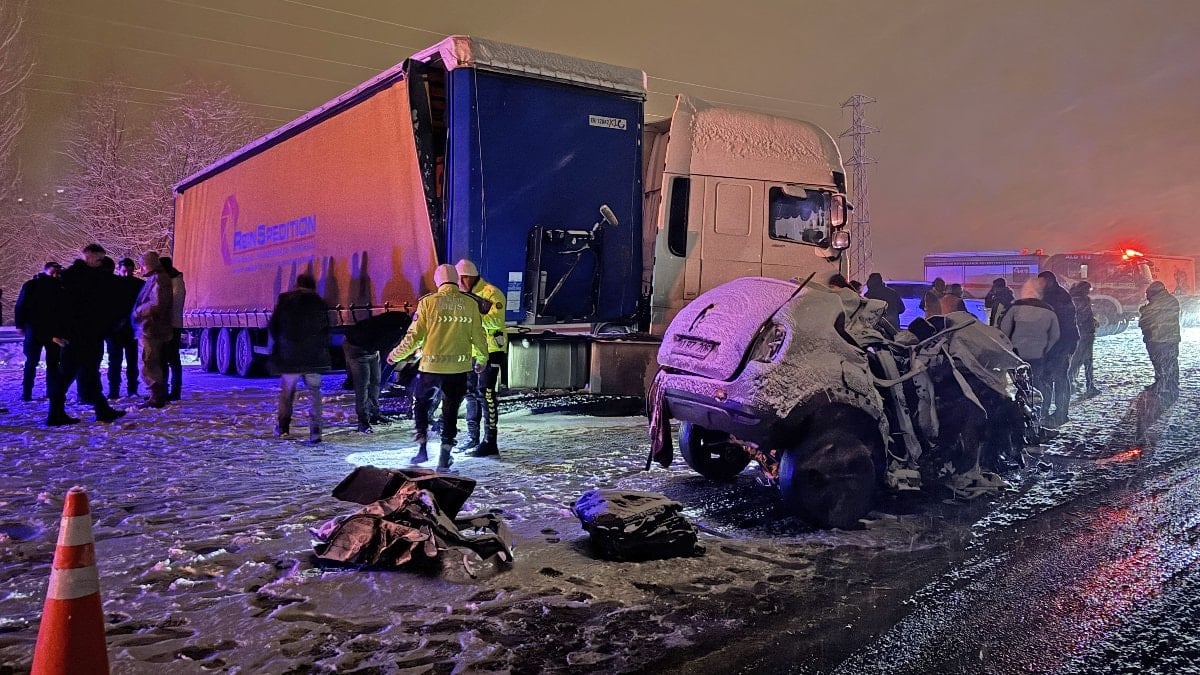 Erzurum’da tır ile çarpışan otomobildeki 4 kişi can verdi