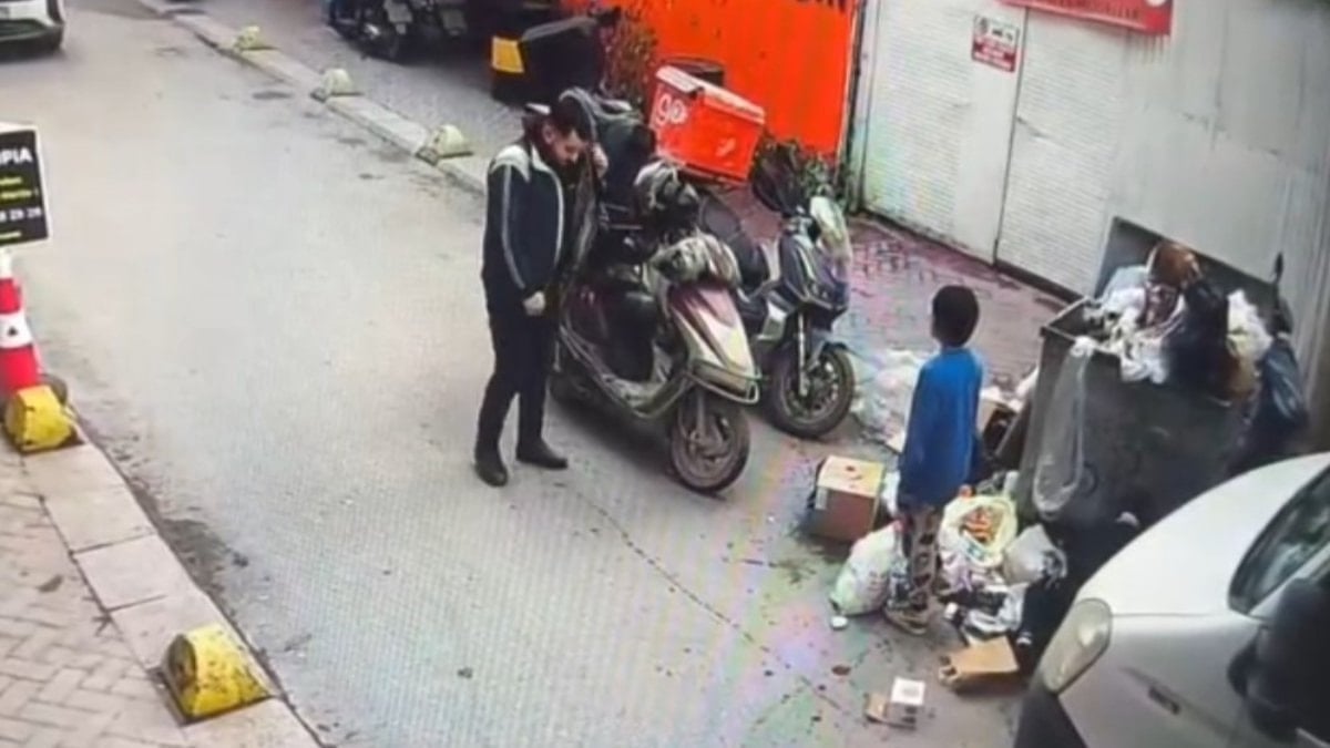 Eskişehir’de kurye üşüyen çocuğa ceketini çıkarıp verdi