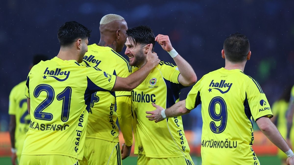 Fenerbahçe ligin ilk 22 haftasını namağlup tamamlayarak yeni bir rekora imza attı