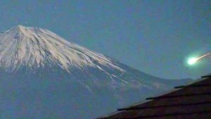 Fuji Dağı üzerinde ateş topu: Meteor görsel şölen oluşturdu